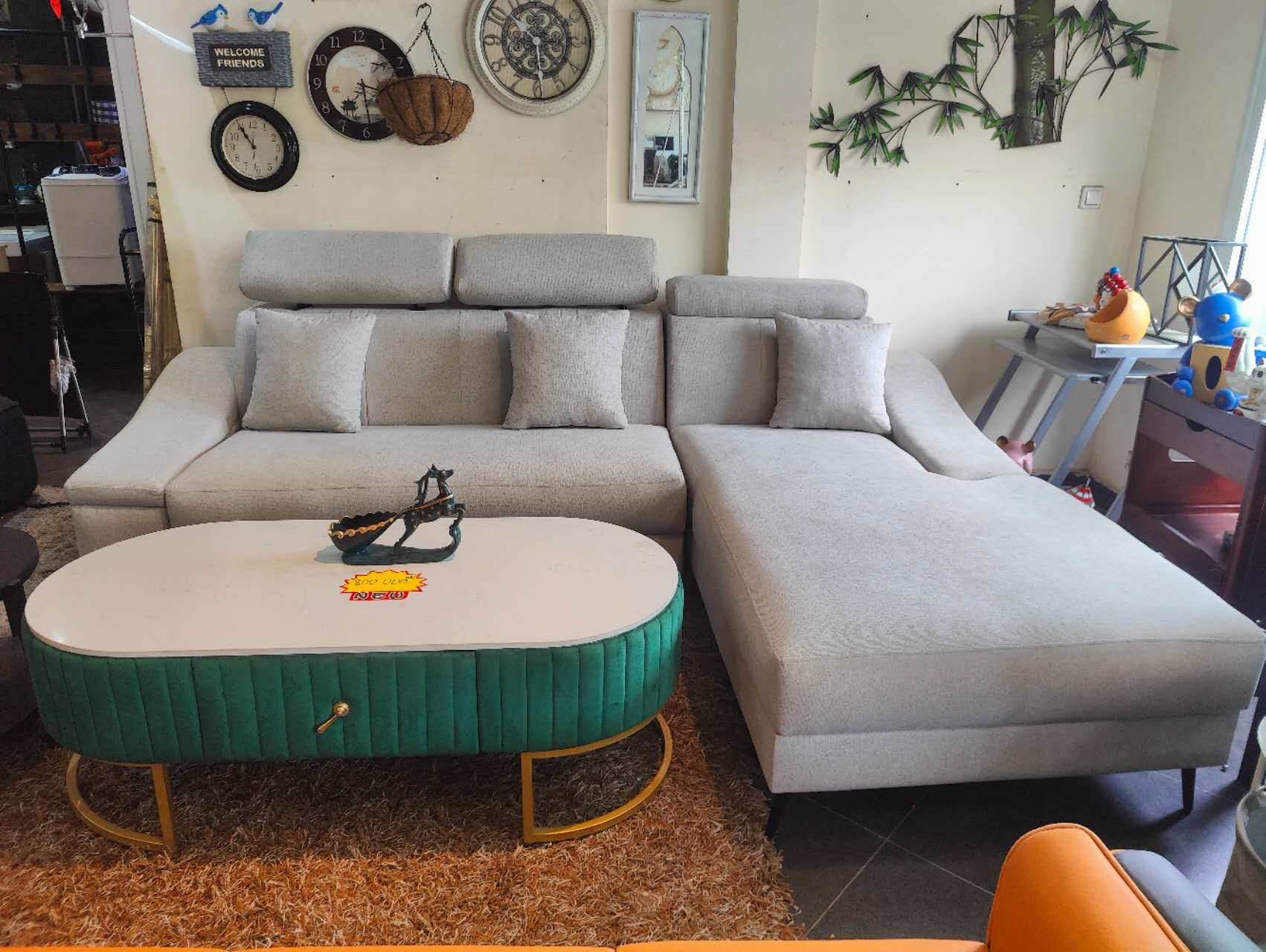 Canapé d’angle avec têtières amovibles, disponible en plusieurs couleurs